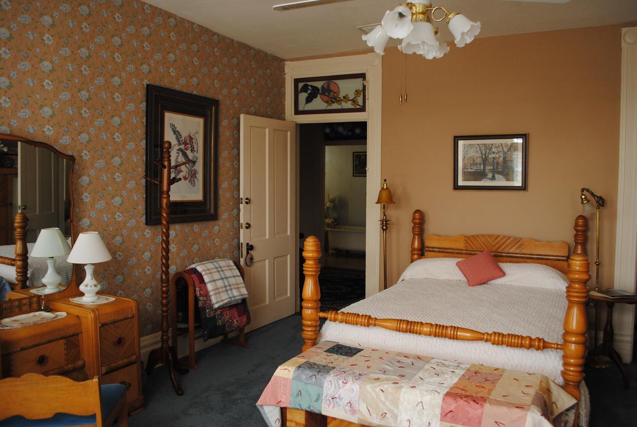 L&N Bed And Breakfast Ltd 亨德森 外观 照片