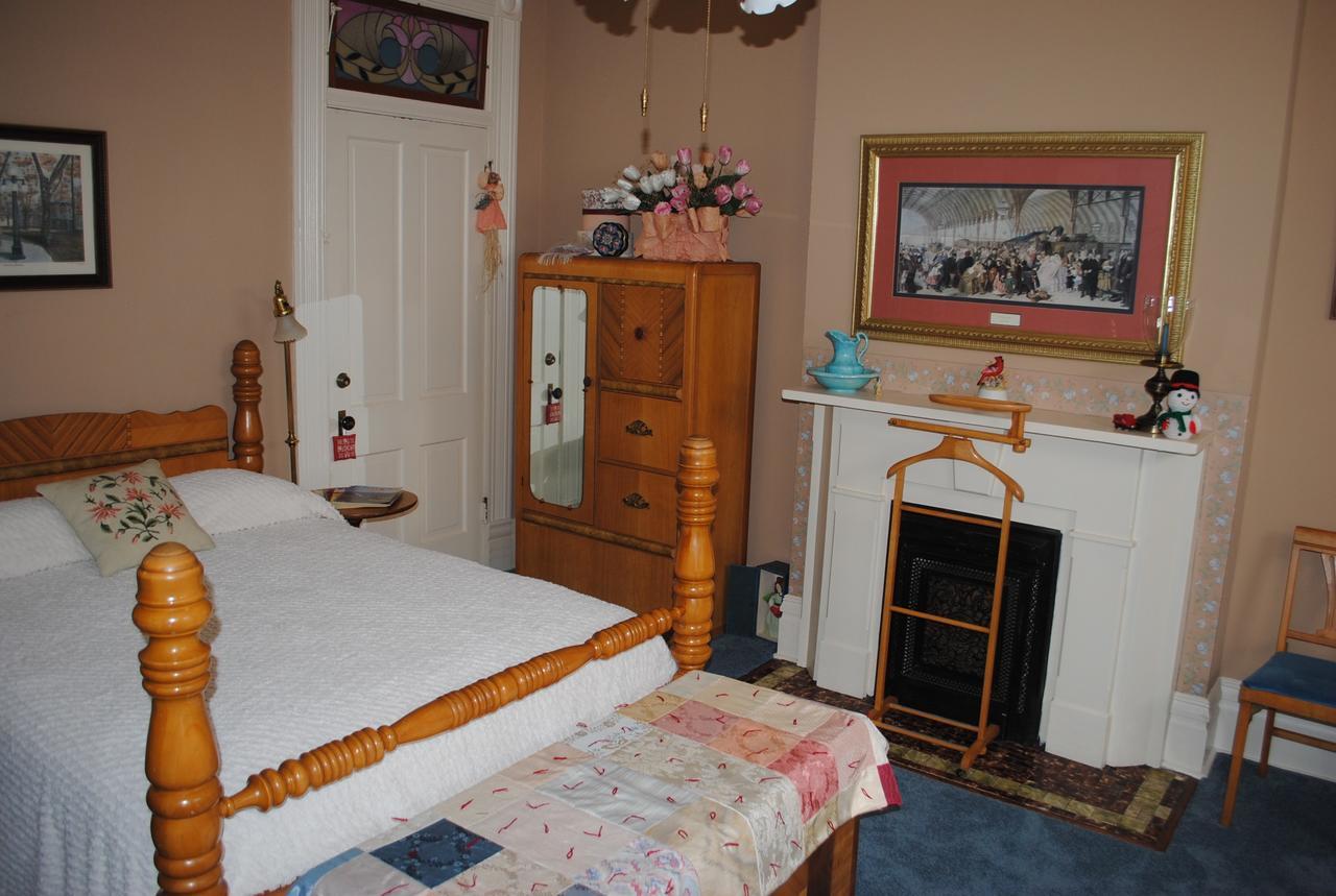 L&N Bed And Breakfast Ltd 亨德森 外观 照片
